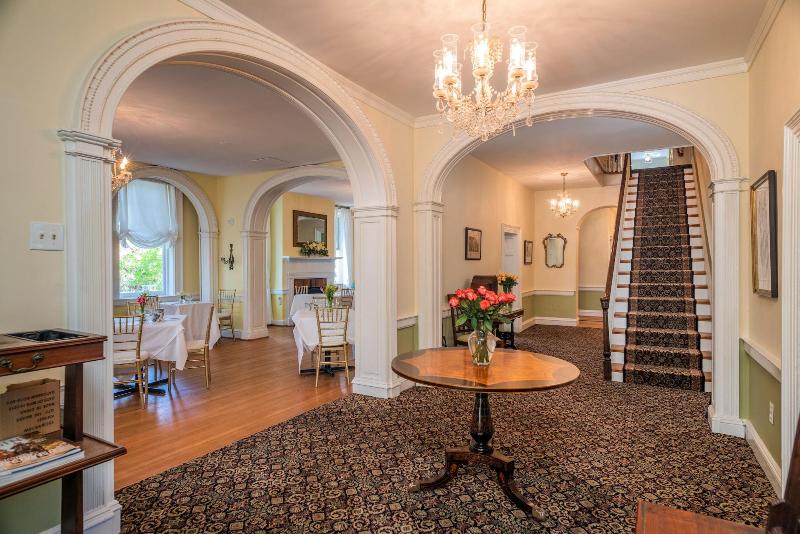 فندق Ironclad Inn & Bourbon Room