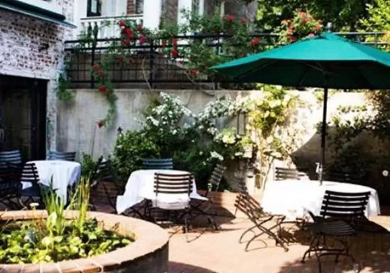 ホテル Ironclad Inn & Bourbon Room