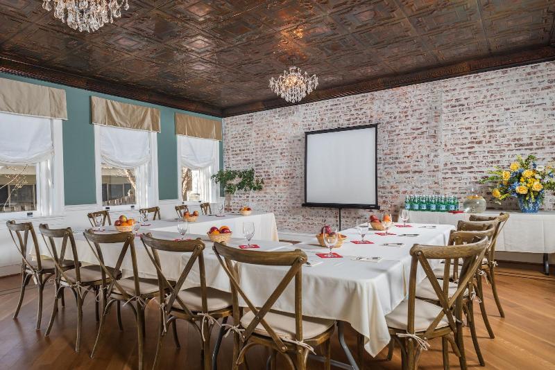 فندق Ironclad Inn & Bourbon Room