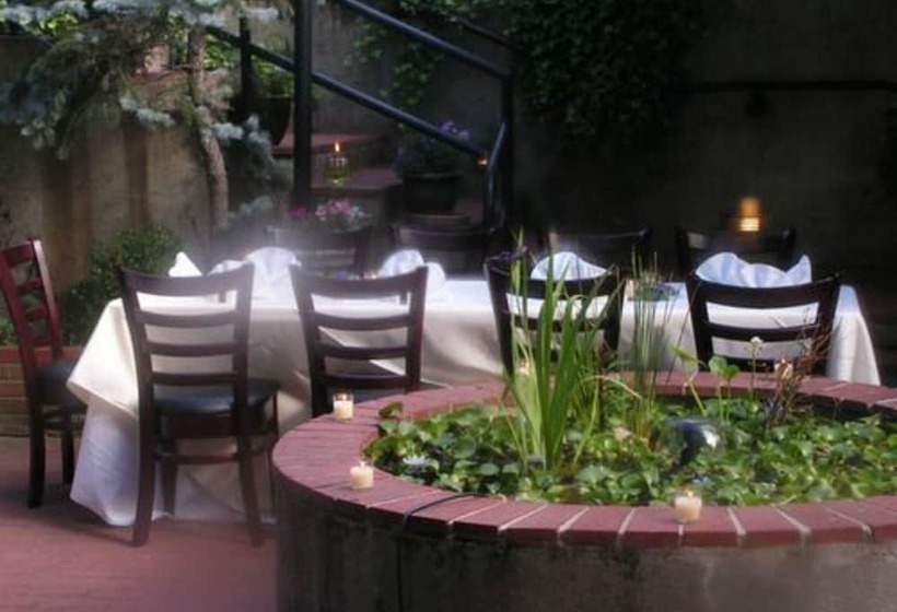 فندق Ironclad Inn & Bourbon Room