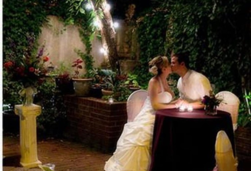 فندق Ironclad Inn & Bourbon Room