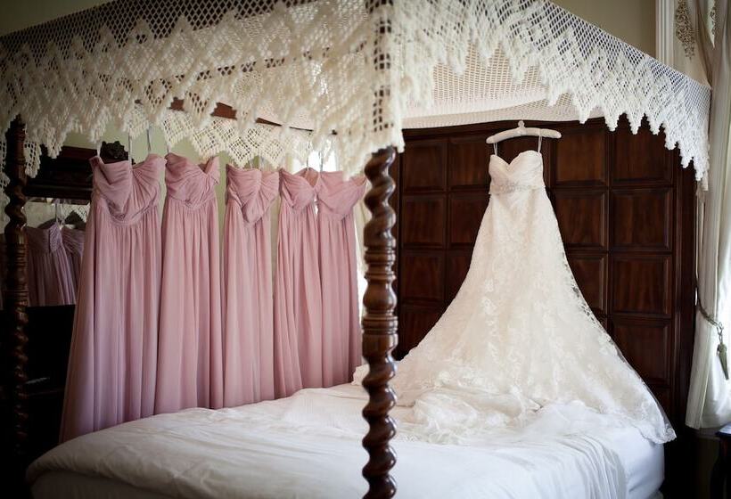 فندق Ironclad Inn & Bourbon Room