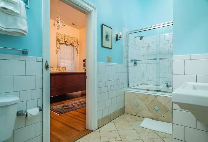 ホテル Ironclad Inn & Bourbon Room