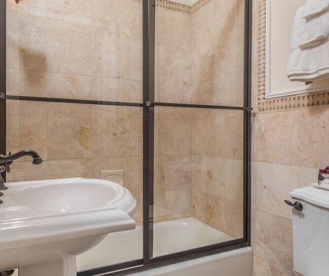 فندق Ironclad Inn & Bourbon Room