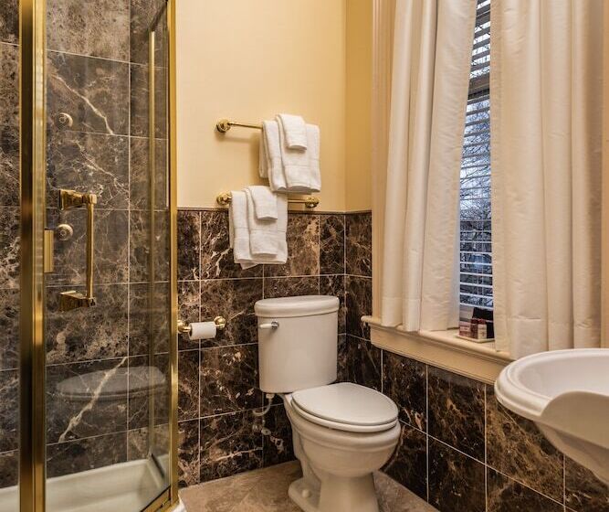 فندق Ironclad Inn & Bourbon Room