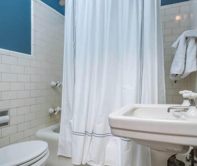 فندق Ironclad Inn & Bourbon Room