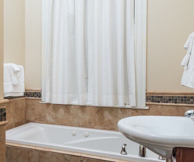 فندق Ironclad Inn & Bourbon Room