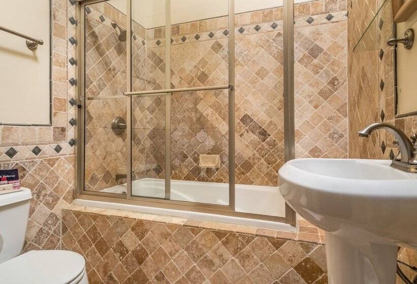 فندق Ironclad Inn & Bourbon Room