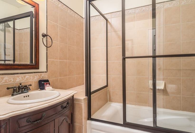 فندق Ironclad Inn & Bourbon Room