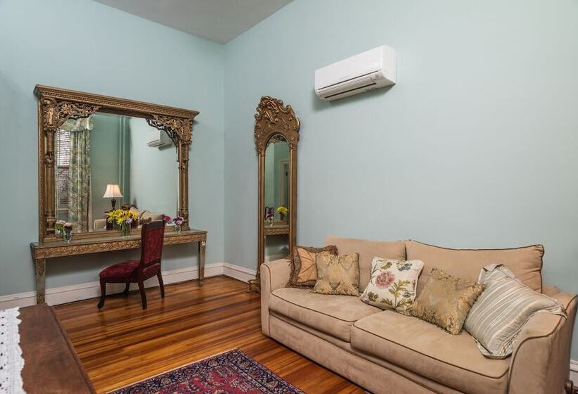 فندق Ironclad Inn & Bourbon Room