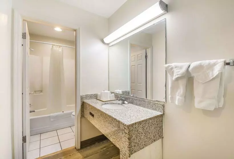 Отель Knights Inn   Cleveland