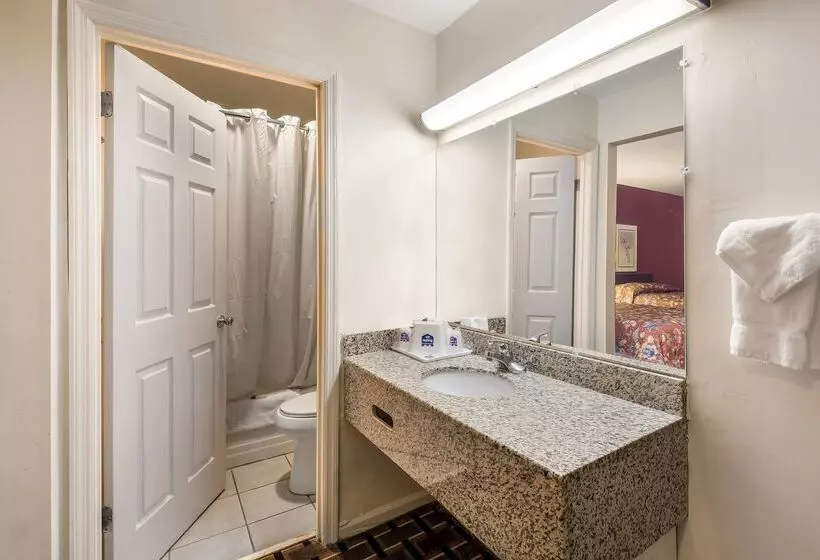 Отель Knights Inn   Cleveland