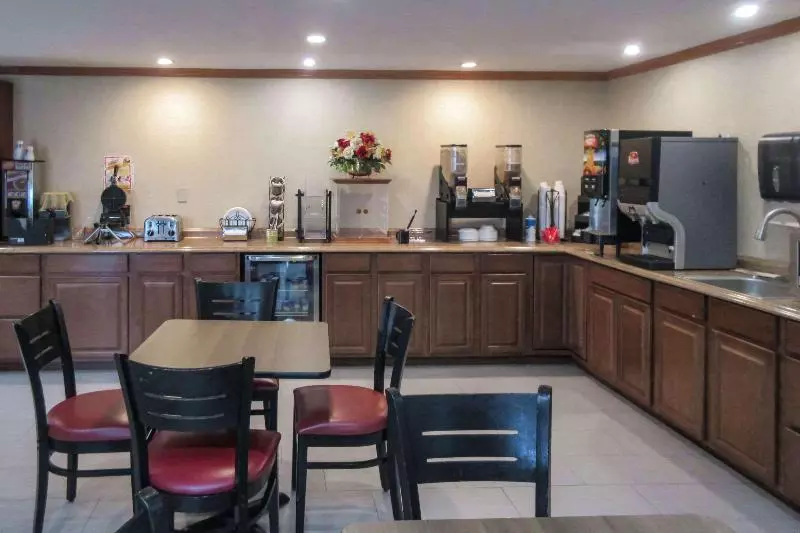 בית מלון כפרי Days Inn By Wyndham Liverpool Syracuse