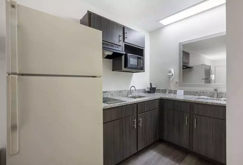 فندق Suburban Studios Cookeville