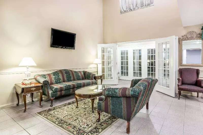 호텔 Super 8 By Wyndham Clinton