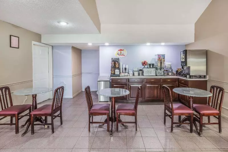 호텔 Super 8 By Wyndham Clinton