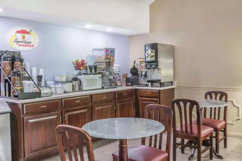 호텔 Super 8 By Wyndham Clinton