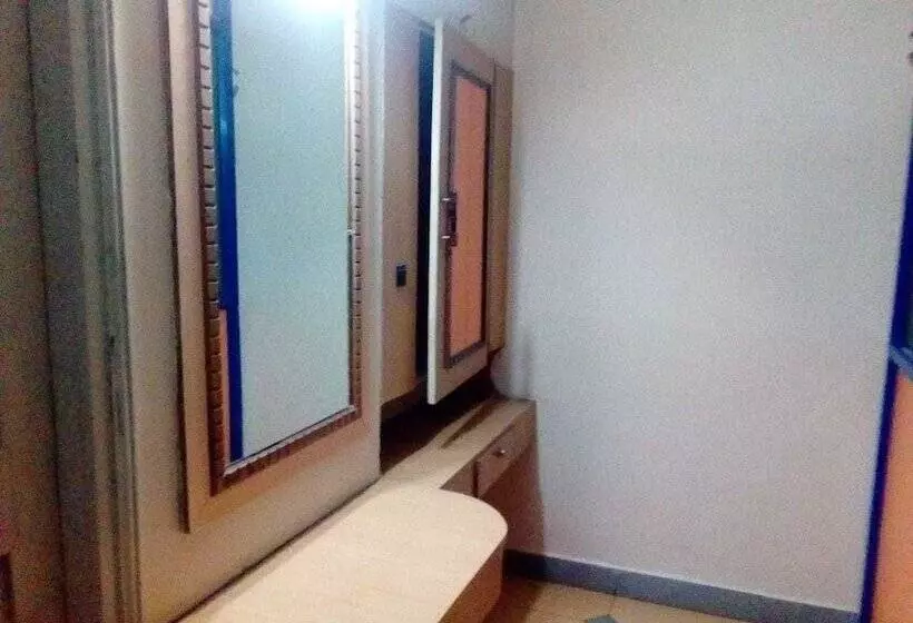 هتل Iroomz Chalukya Residency