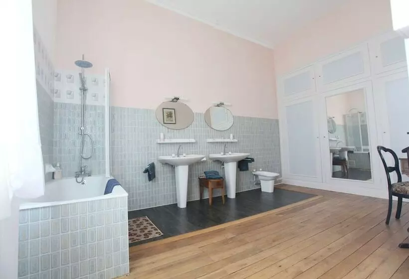 ペンション Château Des Chevaliers De Londigny