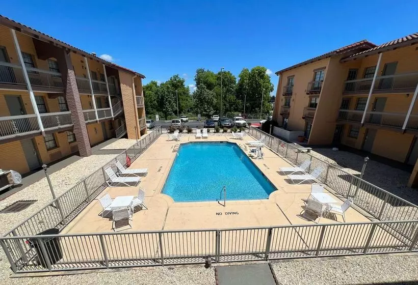 ホテル Days Inn By Wyndham Birmingham/west