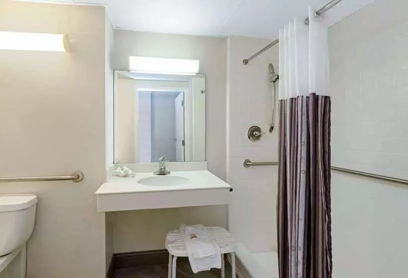 Отель La Quinta By Wyndham New Orleans Airport