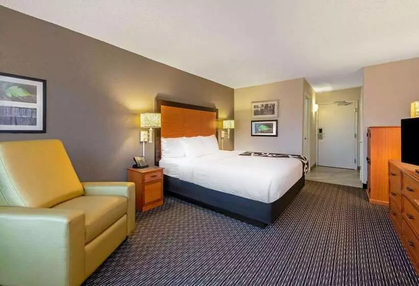 Отель La Quinta By Wyndham New Orleans Airport