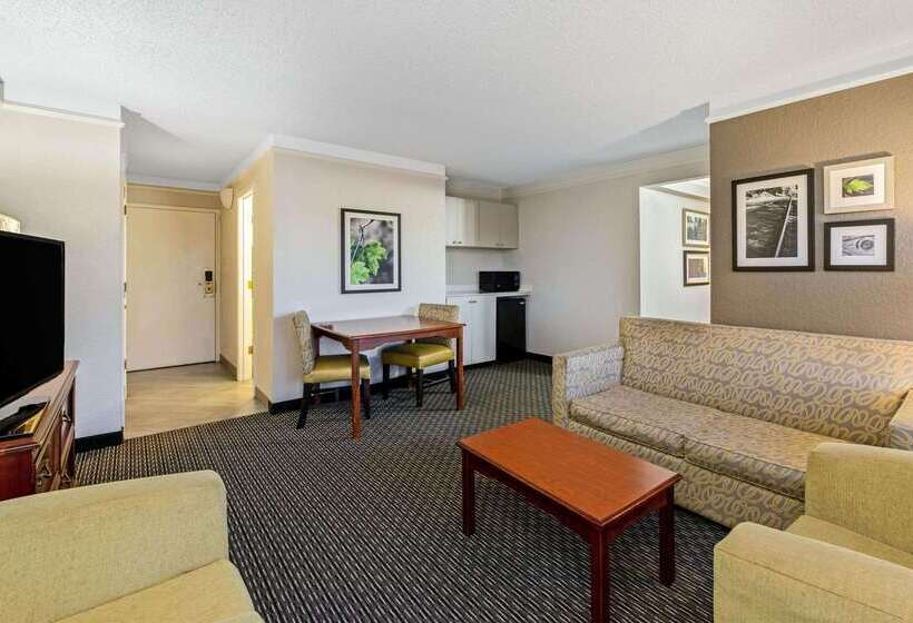 فندق La Quinta By Wyndham New Orleans Airport