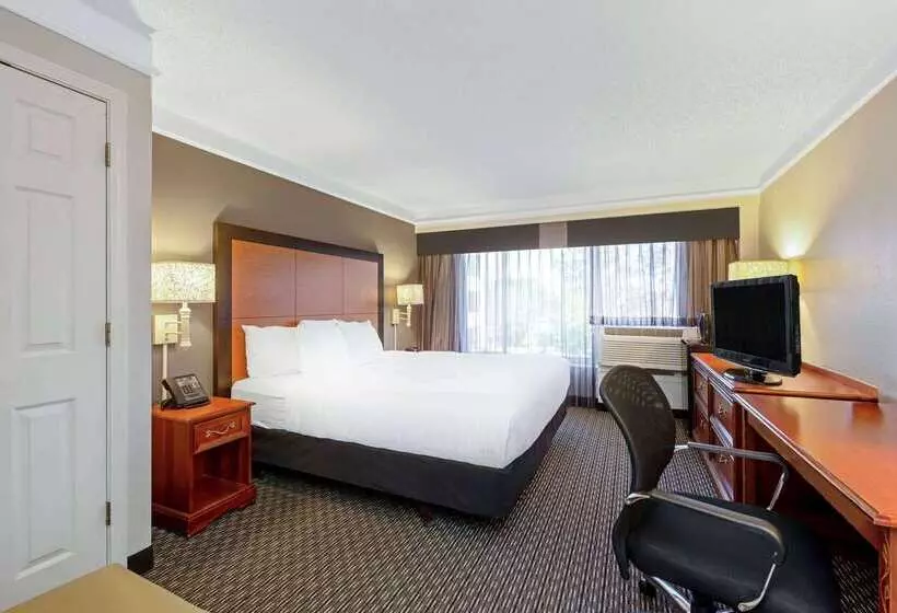 Отель La Quinta By Wyndham New Orleans Airport