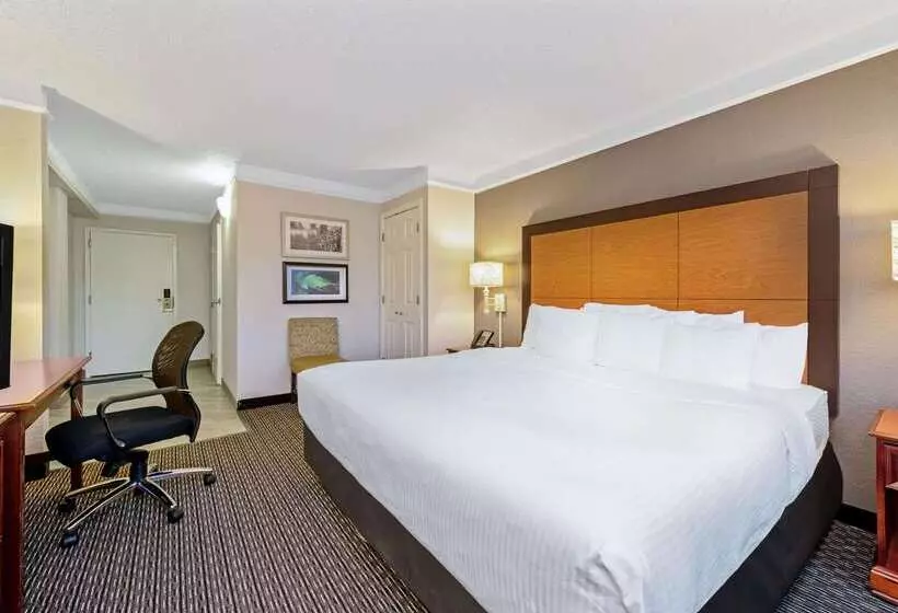 Отель La Quinta By Wyndham New Orleans Airport