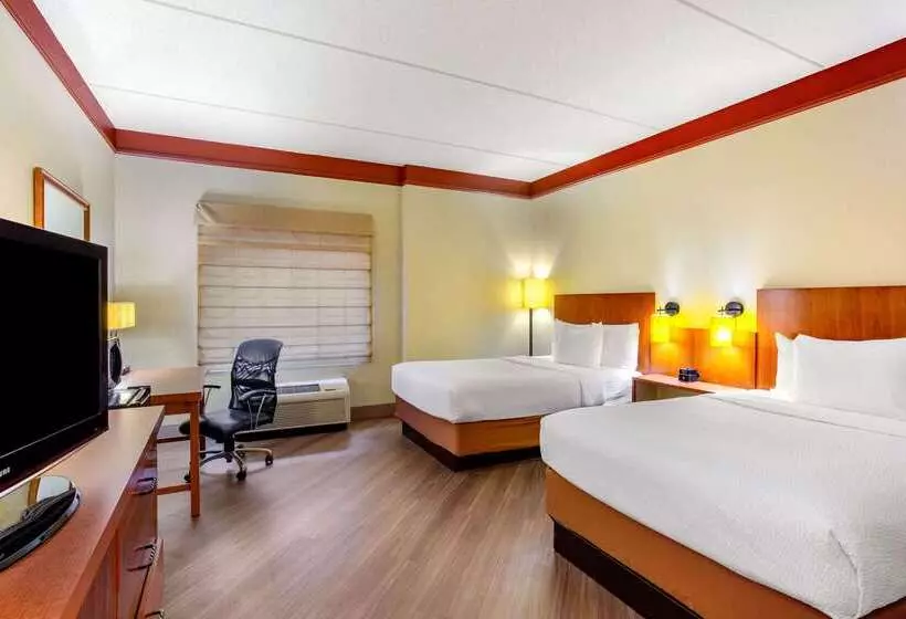 هتل La Quinta By Wyndham Raleigh Crabtree