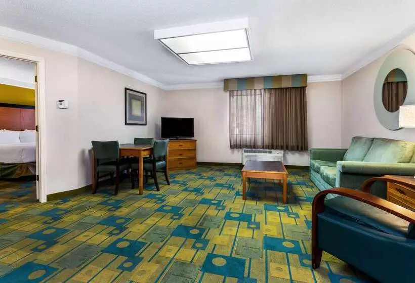 هتل La Quinta By Wyndham St. Pete Clearwater Airport