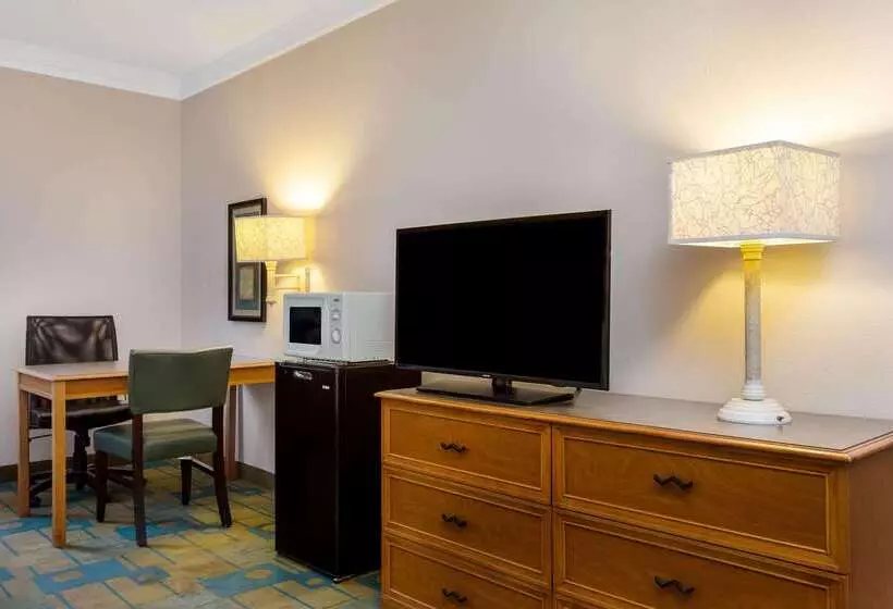 هتل La Quinta By Wyndham St. Pete Clearwater Airport