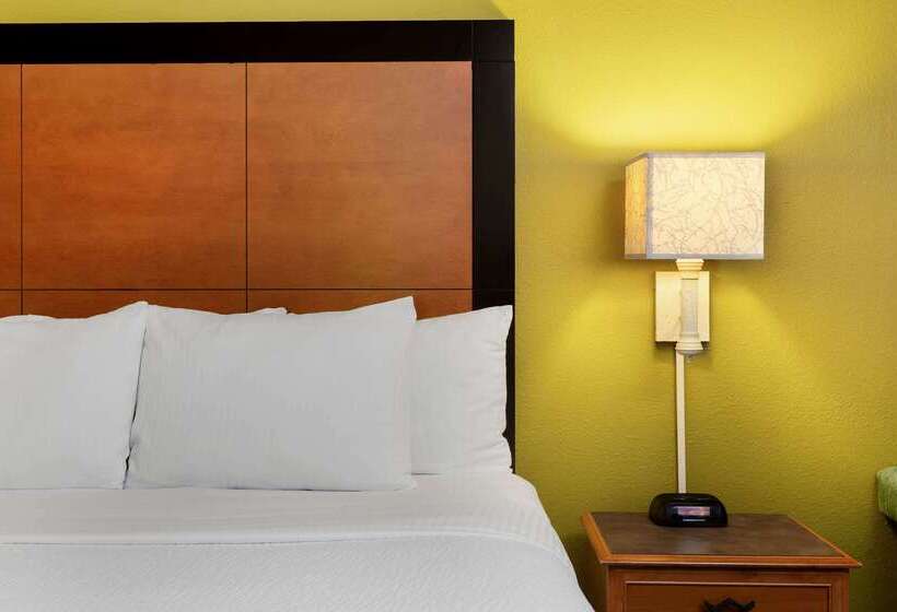 ホテル La Quinta By Wyndham St. Pete Clearwater Airport