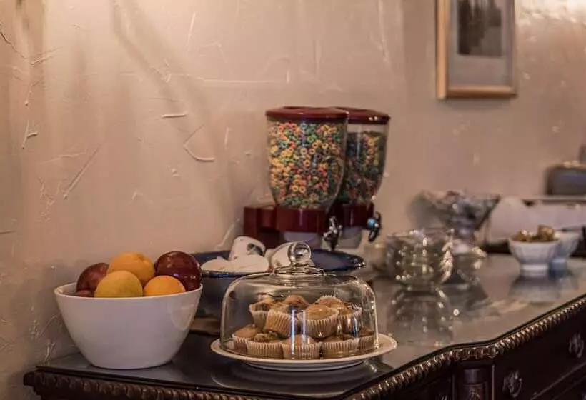 Отель Malaga Inn