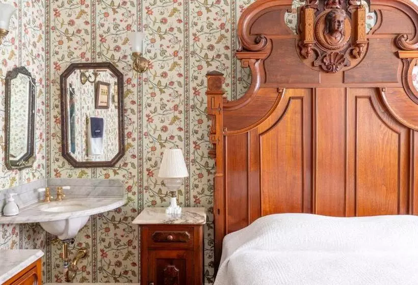 فندق Martine Inn