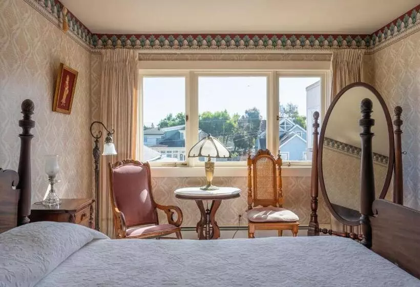 فندق Martine Inn