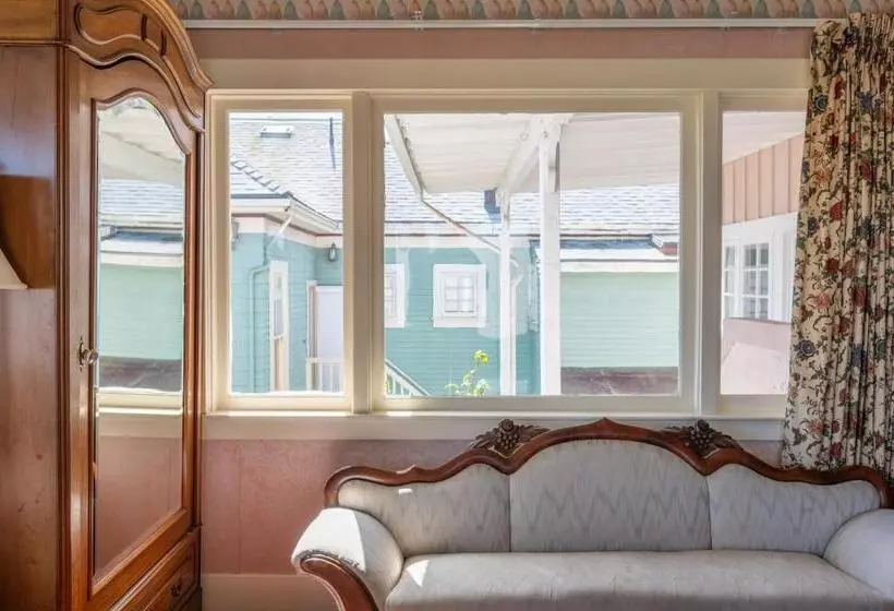 فندق Martine Inn