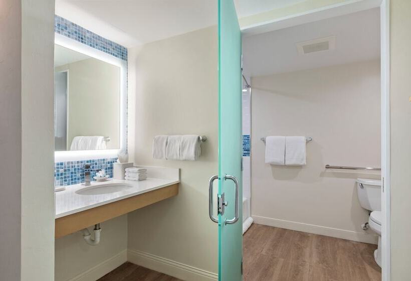 Hotelli Opal Grand Oceanfront Resort & Spa