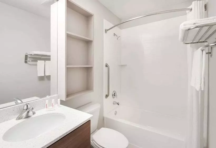 Microtel By Wyndham Victor