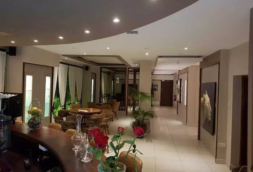 پانسیون Finch & Sons