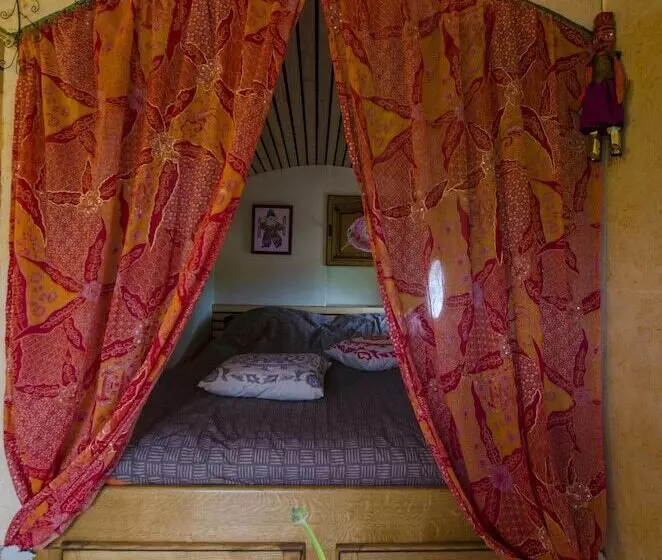 ベッドアンドブレックファースト L Ecrin Du Segala   La Roulotte