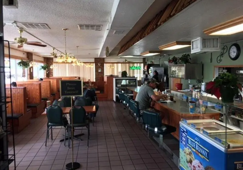 Flag's West Motel
