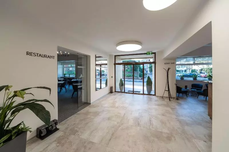 ホテル Bohemia Inn