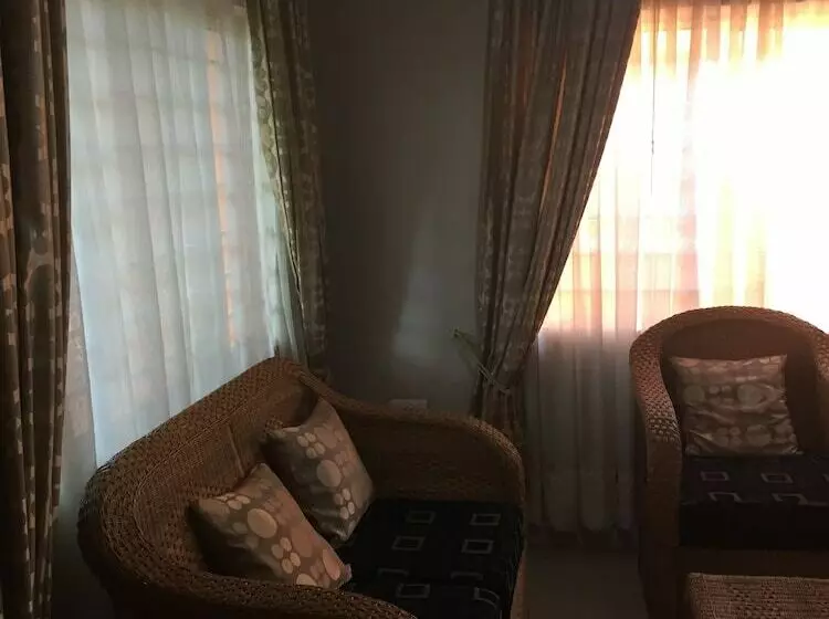 پانسیون Floriana Lodge