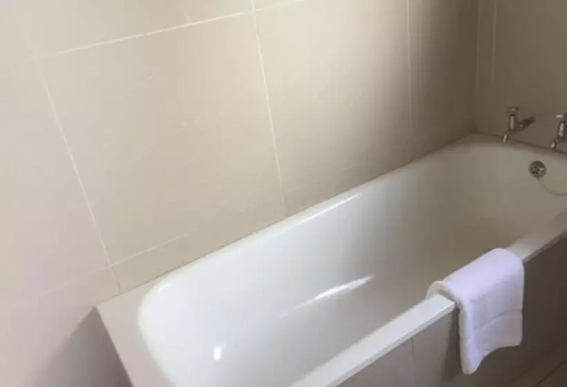 پانسیون Floriana Lodge