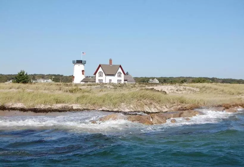 فندق Old Harbor Inn