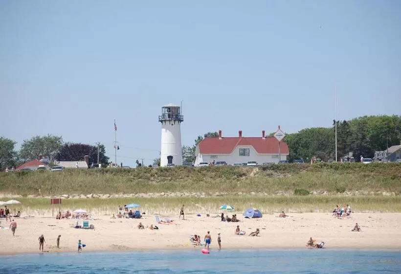 فندق Old Harbor Inn