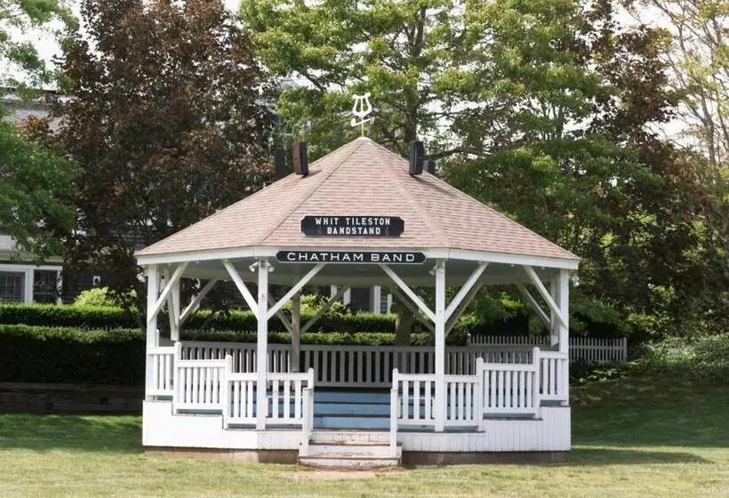 فندق Old Harbor Inn