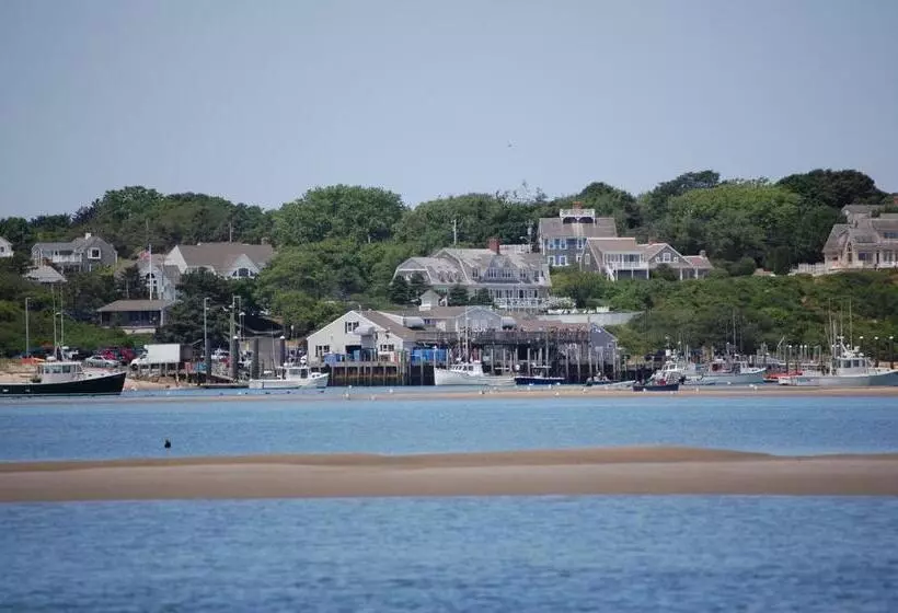 فندق Old Harbor Inn