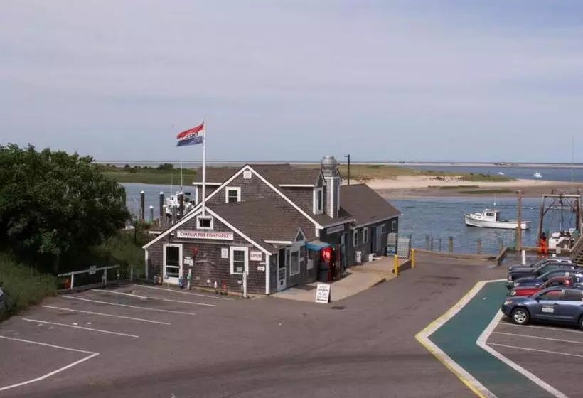 فندق Old Harbor Inn